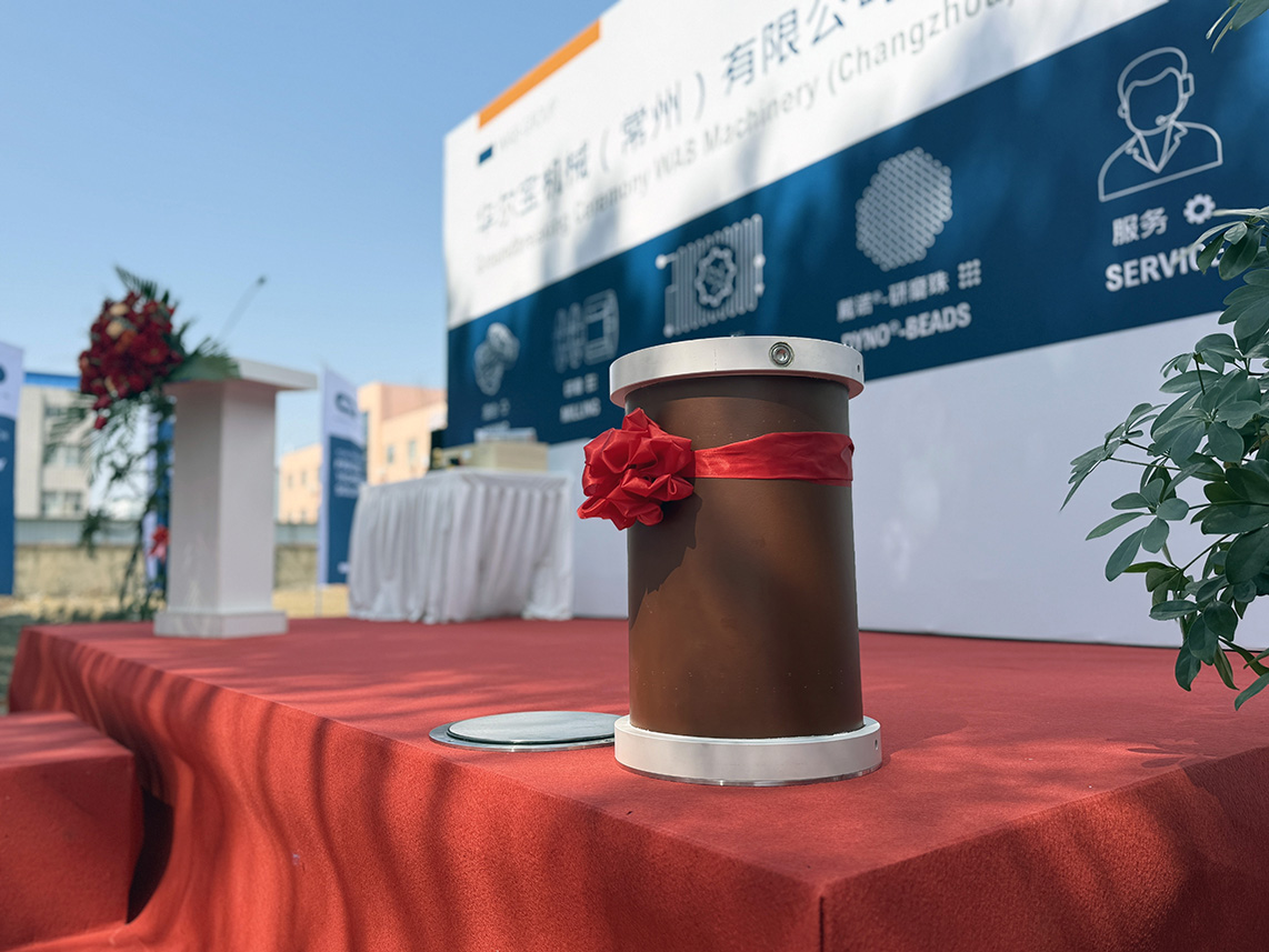 Zeitkapsel mit rotem Band